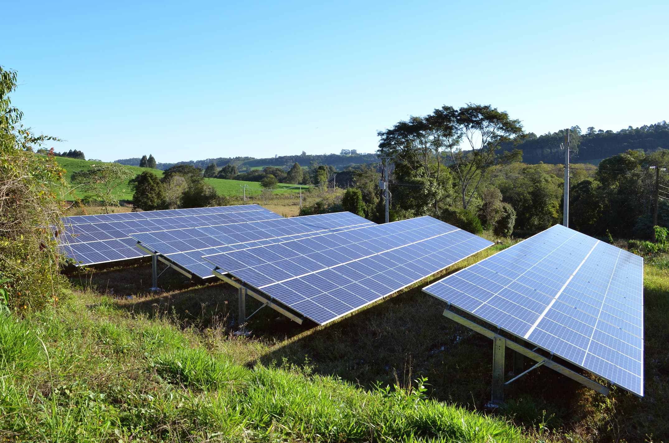 Faut-il installer les panneaux solaires sur la toiture ou au sol ?